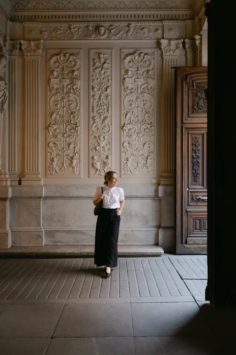 Elegant portrait of a woman in a historic palace in Madrid by a brazilian photographer specialised in solo and branding sessions